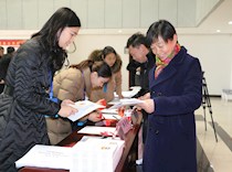 二届三次会议即将召开 委员陆续报到中