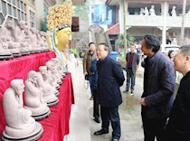 市政协副主席周克勤欣赏石雕艺术