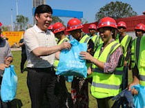 重庆市大足区政协为高温坚守一线职工送清凉