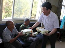 陈廷剑慰问敬老院五保老人