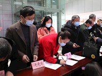 政协委员到会报到 