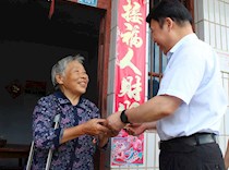 陈廷剑慰问老党员