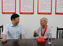 陈廷剑为老党员送纪念章