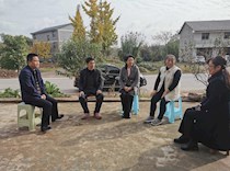 区政协党组书记廖文丽到智凤镇看望脱困户