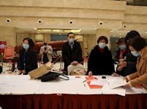 区政协三届一次会议工作人员热情服务