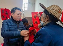 文化下乡送祝福   新年将至春联红